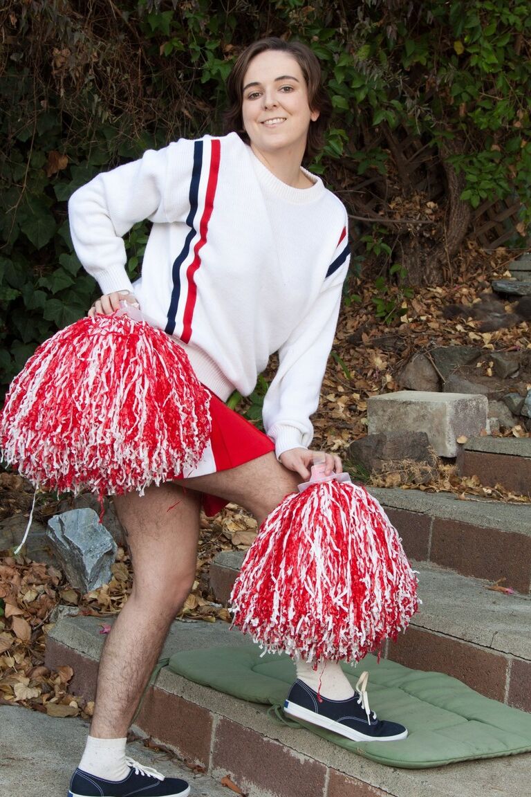 Die 18-jährige Cheerleaderin Harley stellt ihre haarigen Achseln zur Schau