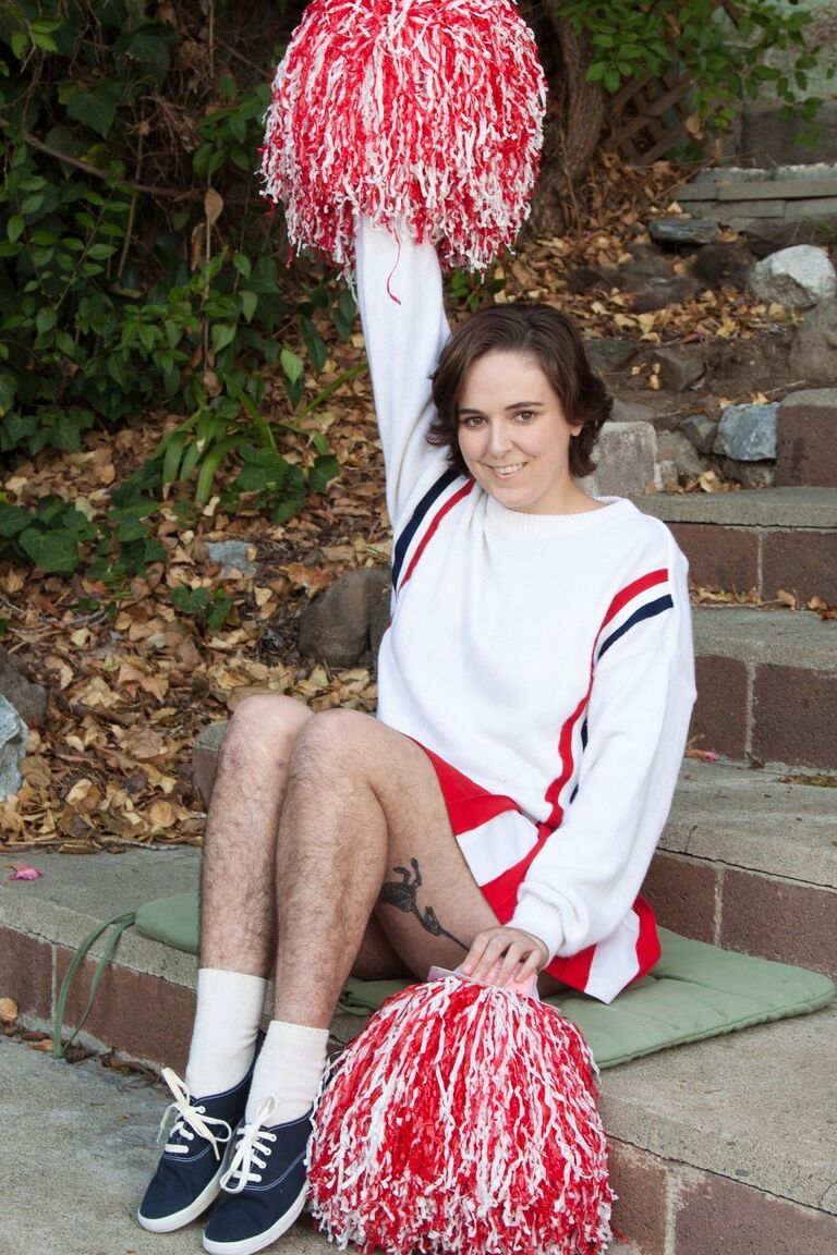 Die 18-jährige Cheerleaderin Harley stellt ihre haarigen Achseln zur Schau