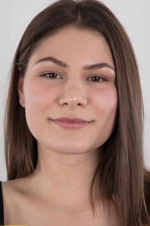 Die 16P-Brünette Tereza steht bei ihrem Nacktdebüt nackt da, bevor sie Platz nimmt