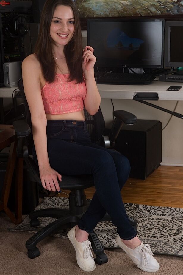 15P La sonriente amateur Pepper se quita los jeans ajustados para mostrar su pequeño coño de cerca