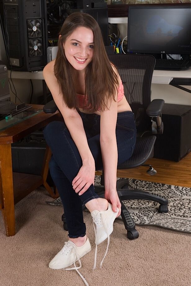 15P La sonriente amateur Pepper se quita los jeans ajustados para mostrar su pequeño coño de cerca