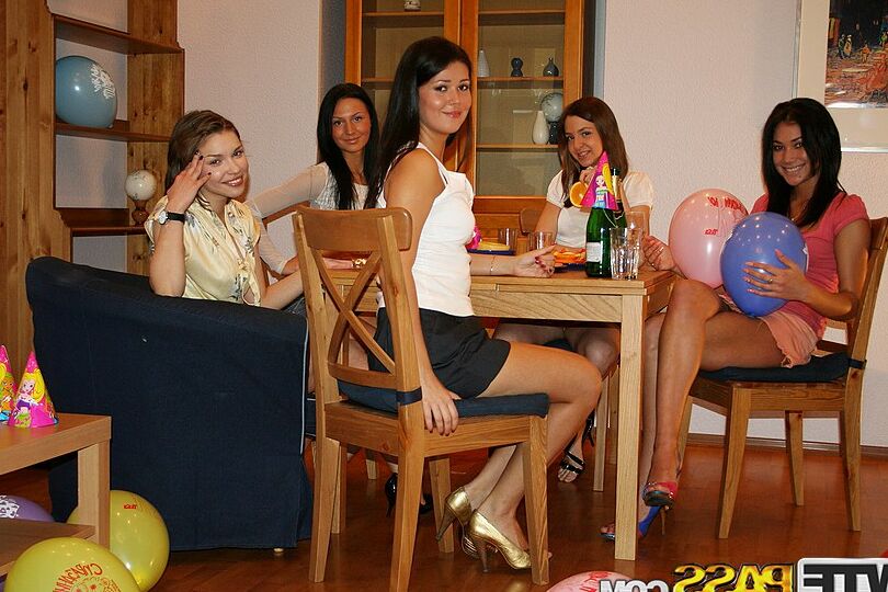 16P Universitarias y sus novios tienen sexo grupal durante una fiesta en casa