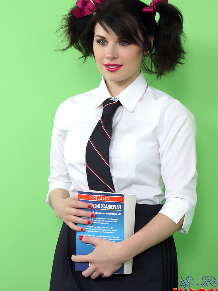 17P Universitária usa fitas no cabelo enquanto tira o uniforme escolar