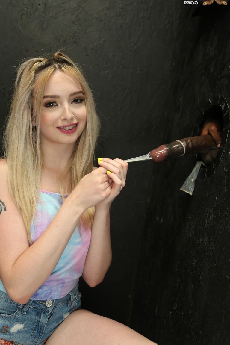21P Adolescentes magros Lexi Lore e Natalia Queen compartilham um pau preto no buraco da glória