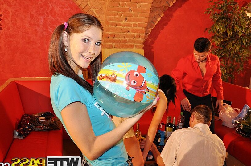 Студенты колледжа 16P устроили оргию после того, как напились на вечеринке
