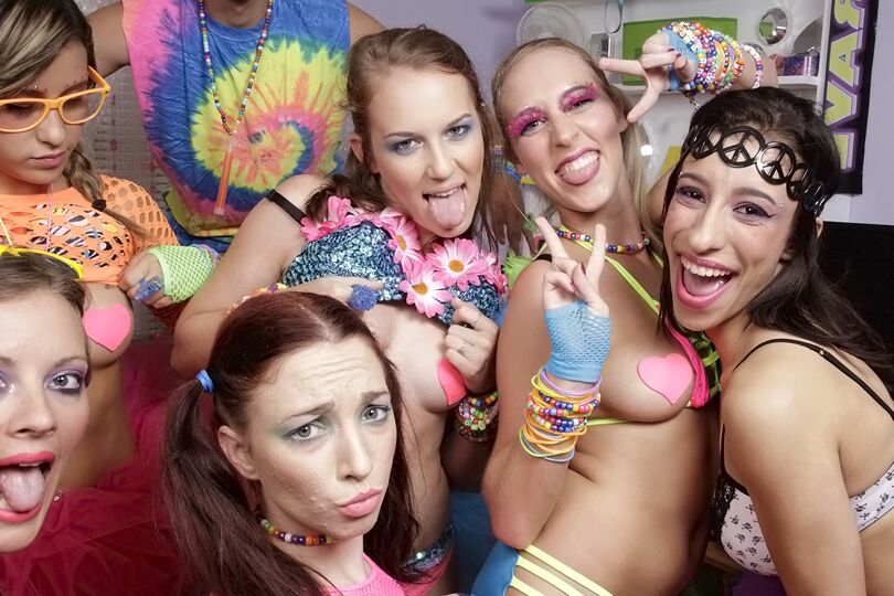 16P 巨乳レズビアンはプライベートの男女共学のパーティーでたくさんの楽しみを持っています