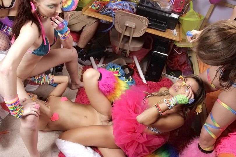 16P 巨乳レズビアンはプライベートの男女共学のパーティーでたくさんの楽しみを持っています