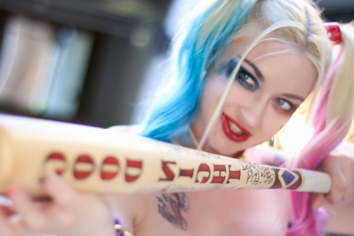 21P A pornstar louca Leya Falcon expõe suas falsificações e posa de topless em um solo