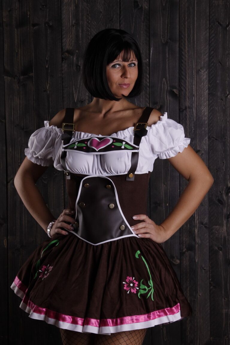 15P La sexy MILF alemana Desyra Noir muestra sus grandes tetas y su coño perforado