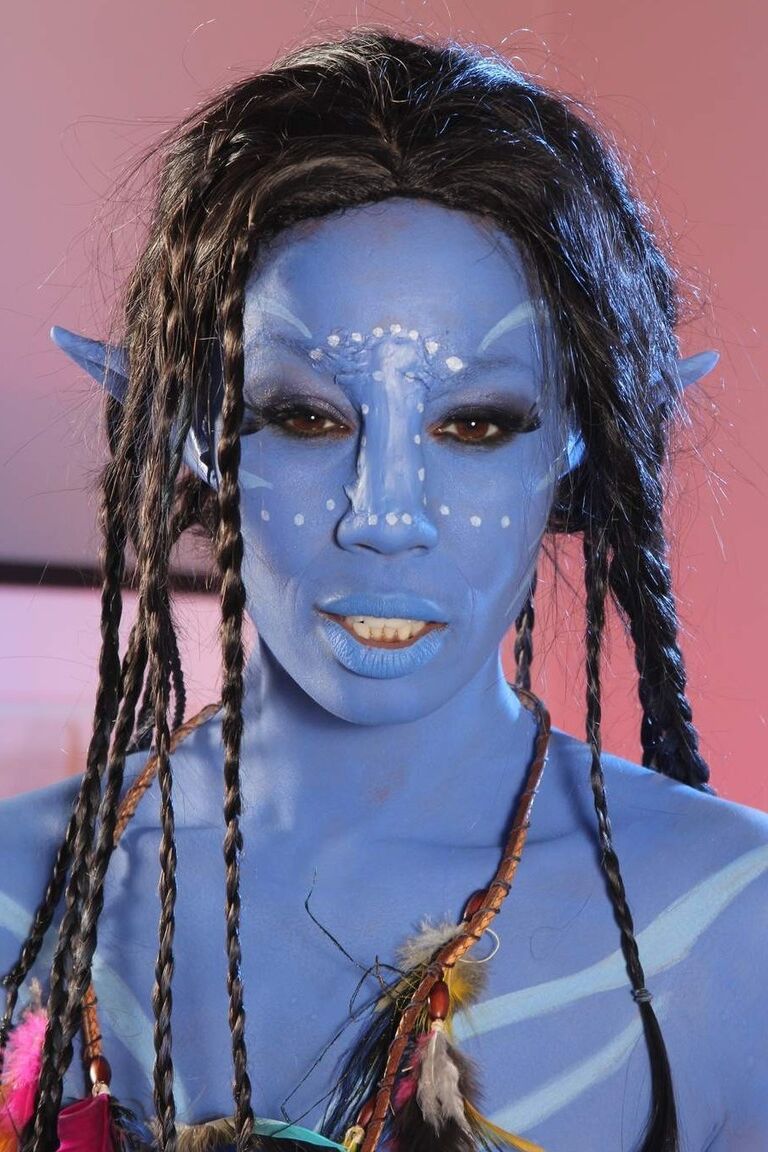 14P La beauté du cosplay Misty Stone prend une bite avec rien d'autre que de la peinture corporelle bleue