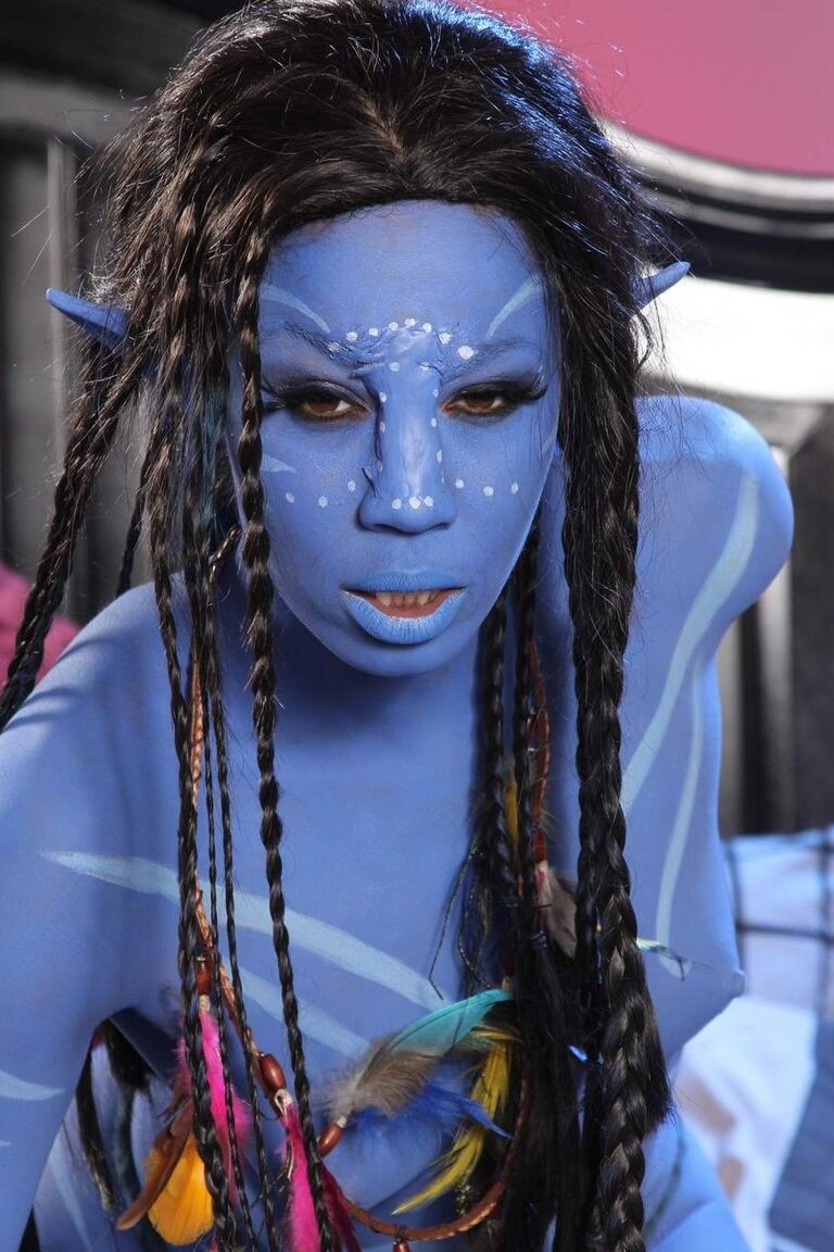 14P La beauté du cosplay Misty Stone prend une bite avec rien d'autre que de la peinture corporelle bleue