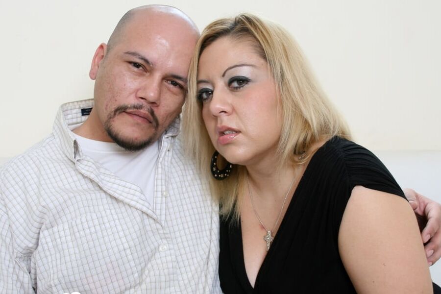 18P Loira amadora abre as pernas gordinhas e é fodida por um cara careca
