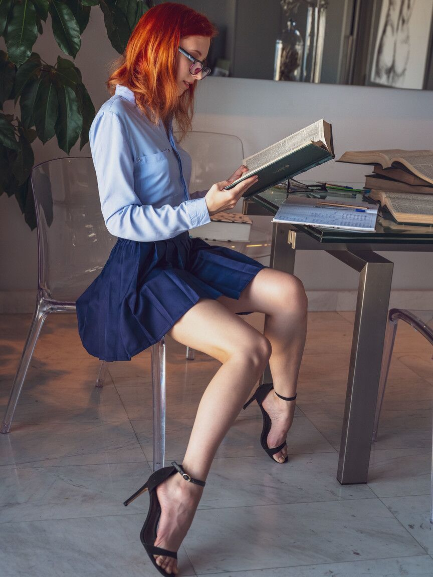 21P Elin Flame, étudiante rousse estonienne sexy, se déshabille