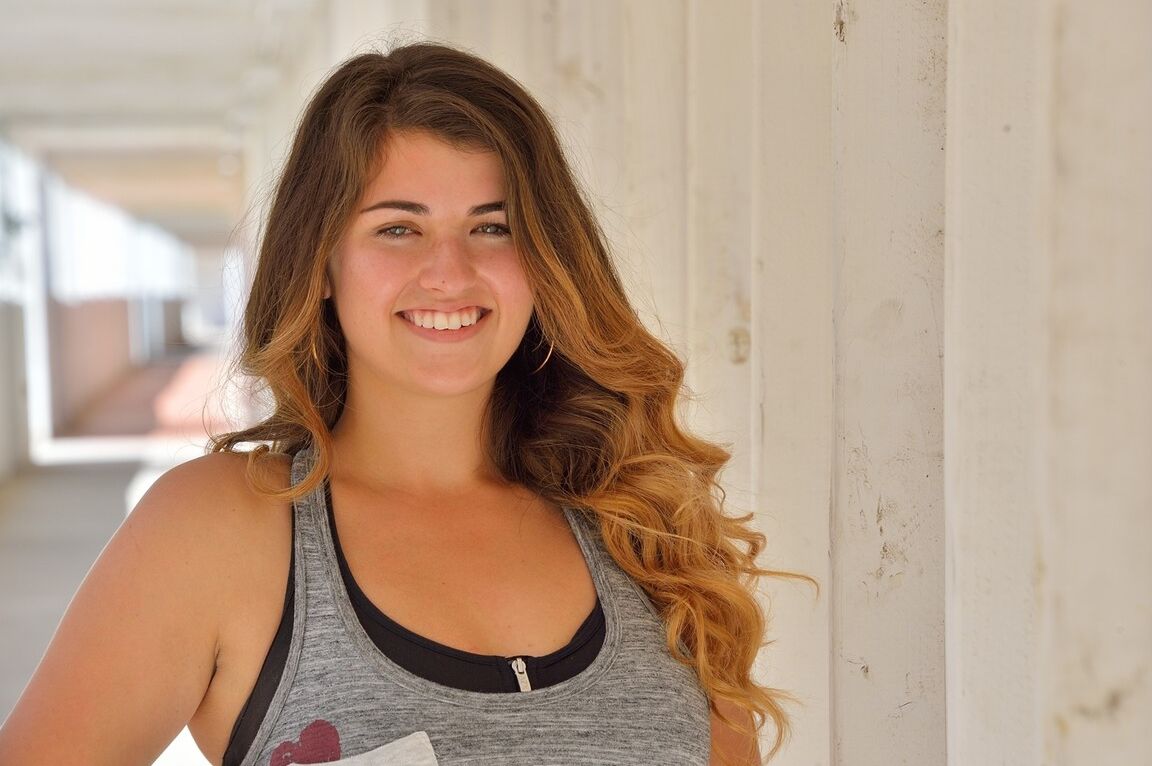 15P Chica universitaria muestra su culo desnudo y sus grandes tetas en el estacionamiento del campus