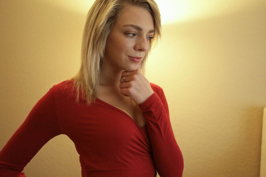 16P La nana amateur Tiffany Watson surmonte son mec soumis dans une minijupe noire
