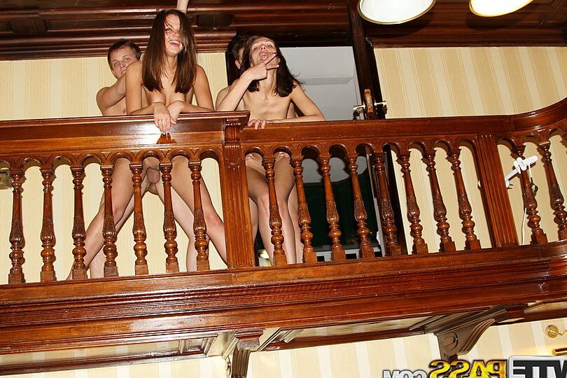 16P Universitarias participan en sexo grupal durante una fiesta en casa