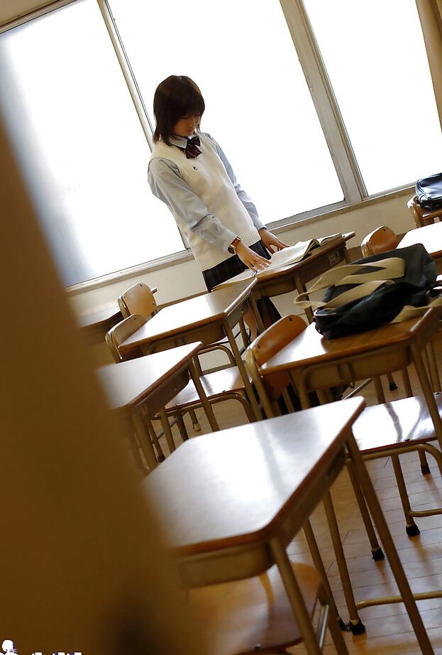 16P Alumna asiática traviesa en uniforme mostrando sus pequeñas tetas
