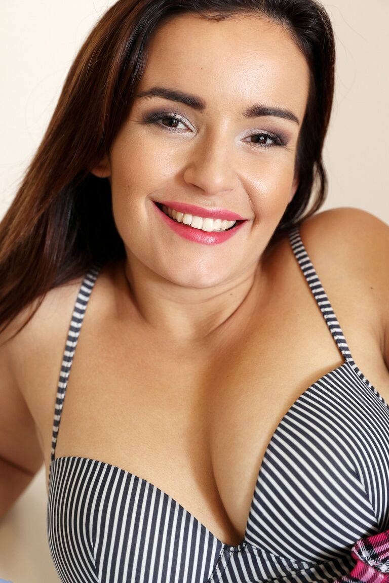 21P La linda adolescente Nathaly Spark expone su dulce manguito y posa solo con medias