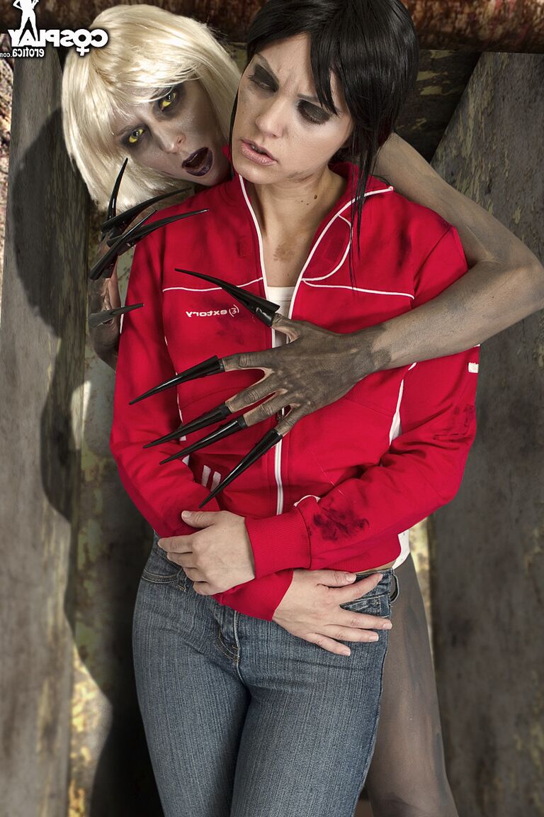 12P Cosplay Erótica Cazador de zombies cosplay desnudo