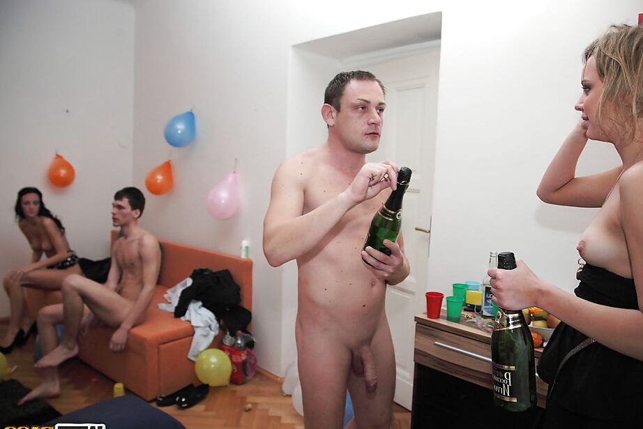16P 酔っぱらったホームパーティーで男性ストリッパーとセックスする蒸し暑い女子学生