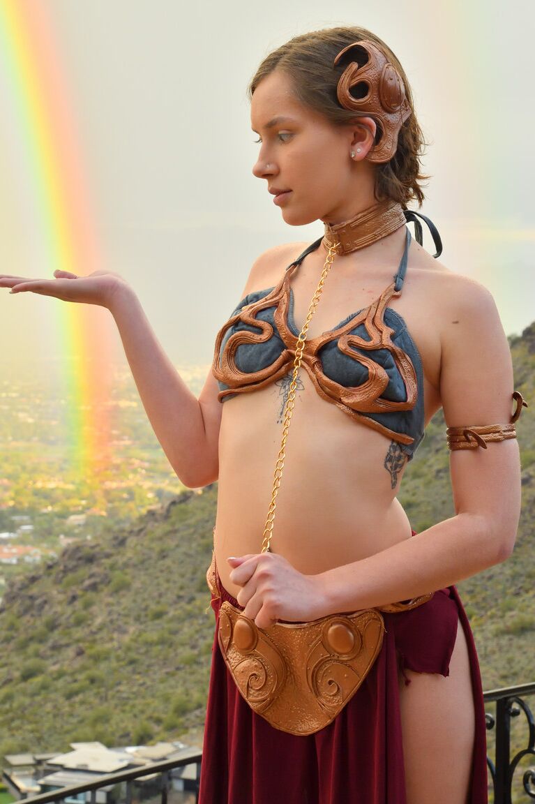 21P Nena flaca disfrazada de princesa Leia Natalie frota su almeja al aire libre