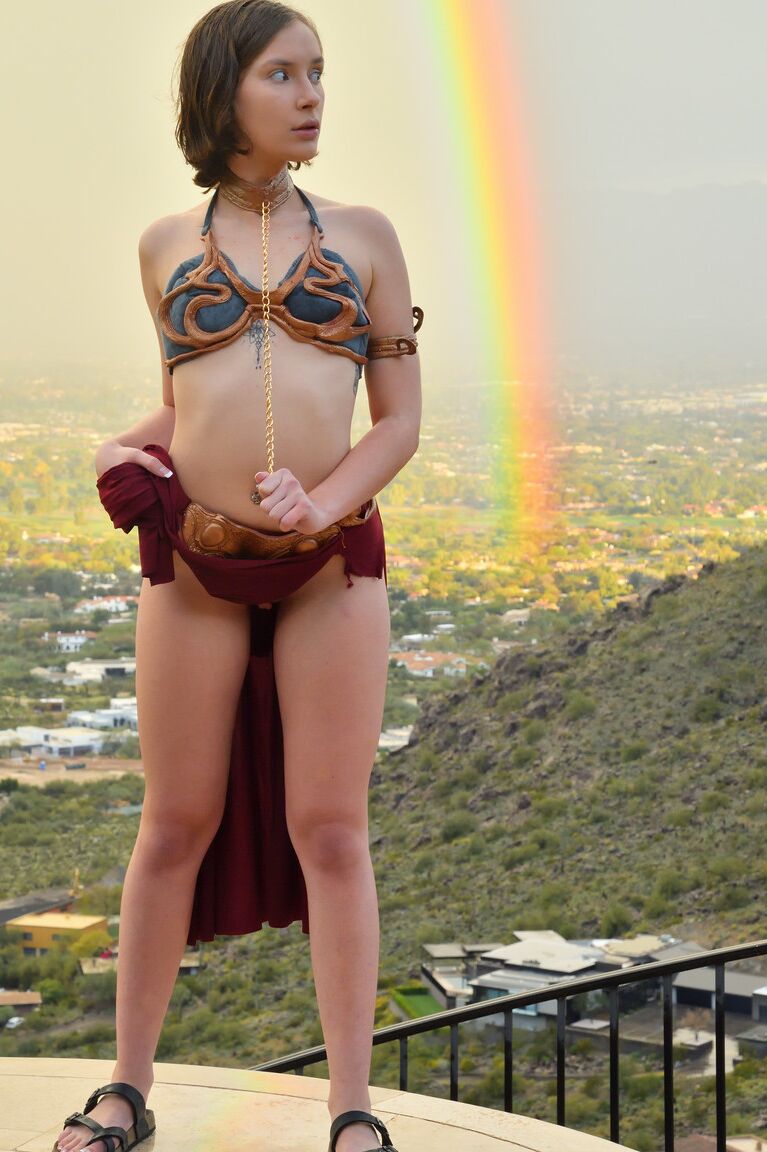 21P Nena flaca disfrazada de princesa Leia Natalie frota su almeja al aire libre