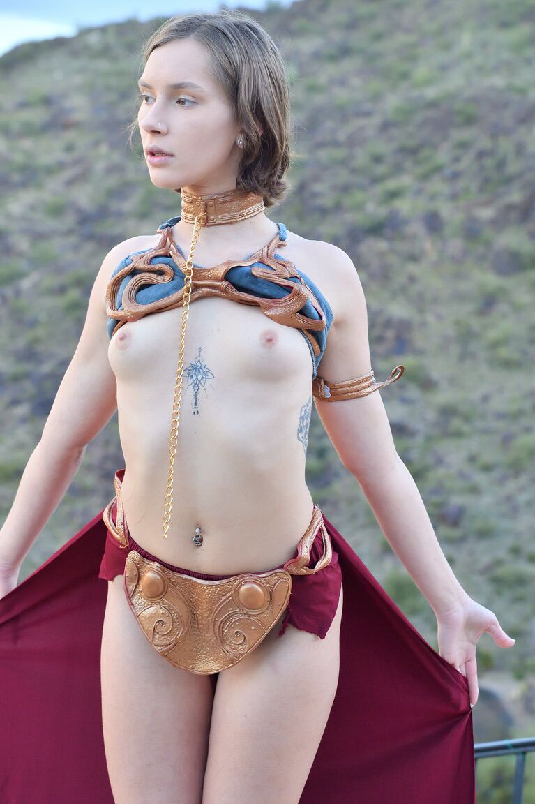21P Nena flaca disfrazada de princesa Leia Natalie frota su almeja al aire libre
