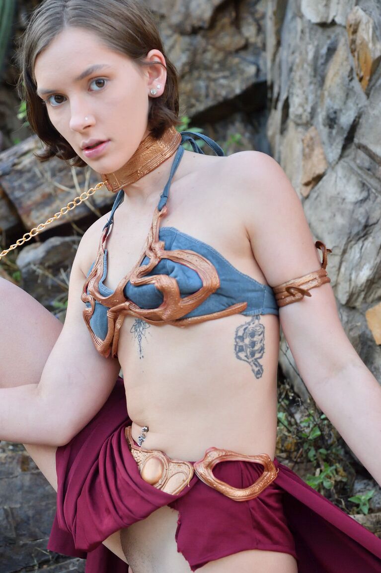 21P Nena flaca disfrazada de princesa Leia Natalie frota su almeja al aire libre