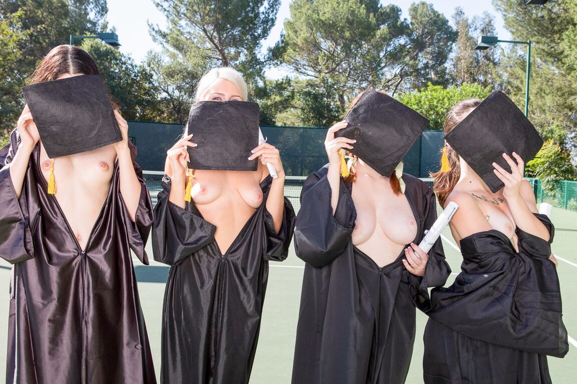 10P College-Mädchen feiern ihren Abschluss mit einem All-Girl-Dreier im Wohnheim