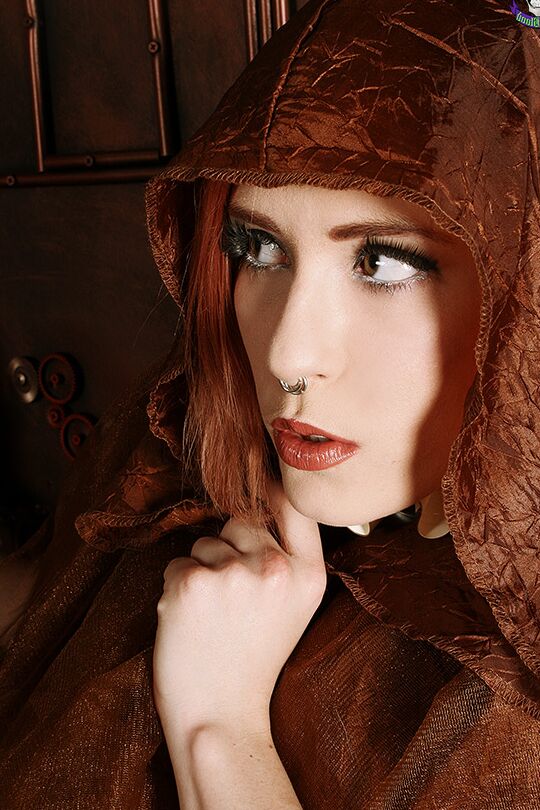 15P La rousse sexy Anastassia Bear prend de superbes poses en solo dans des bas couleur chair