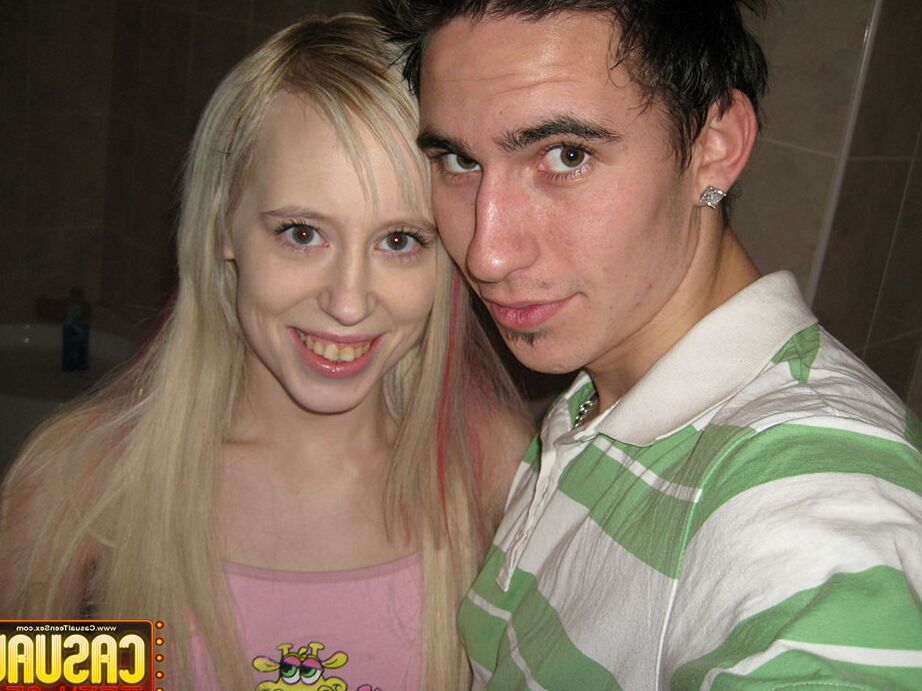 16P Joven rubia y su novio se toman selfies durante el sexo en un baño