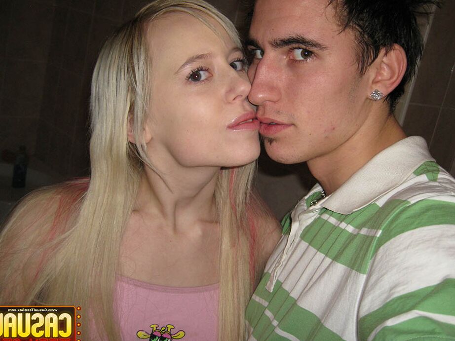 16P Joven rubia y su novio se toman selfies durante el sexo en un baño