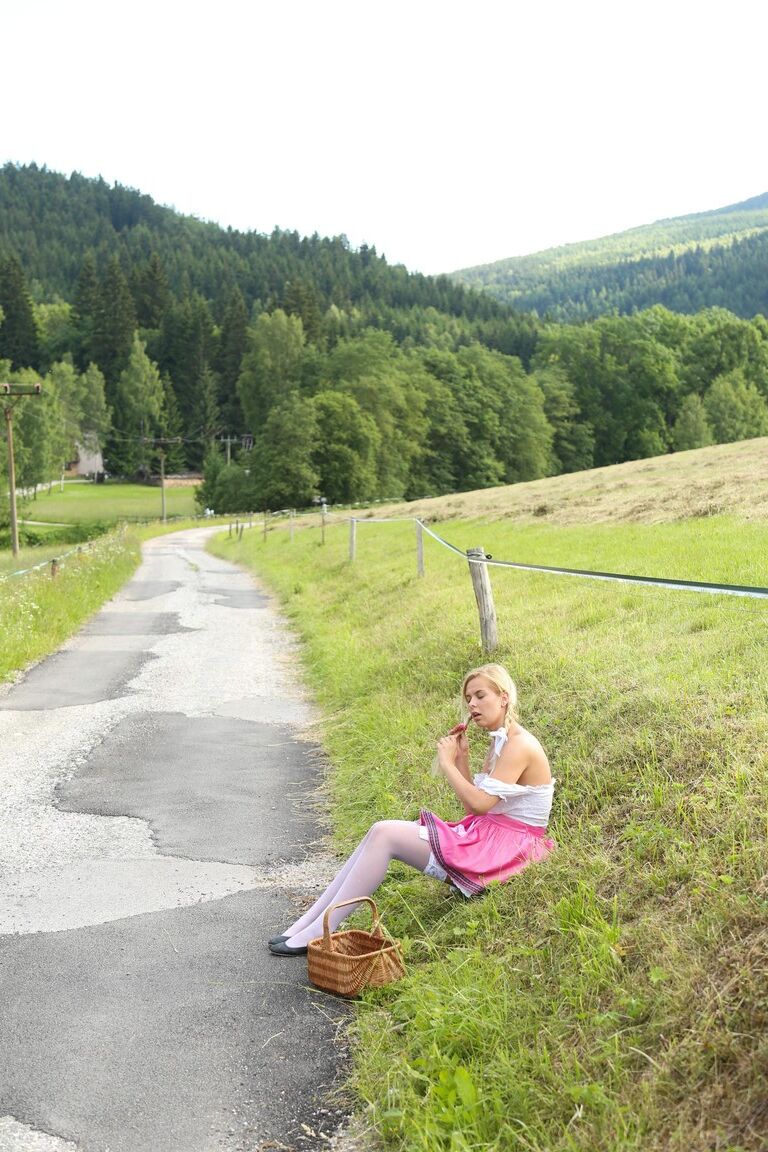 21P Das heiße Landmädchen Nikki Dream masturbiert in Strümpfen an einer Straße