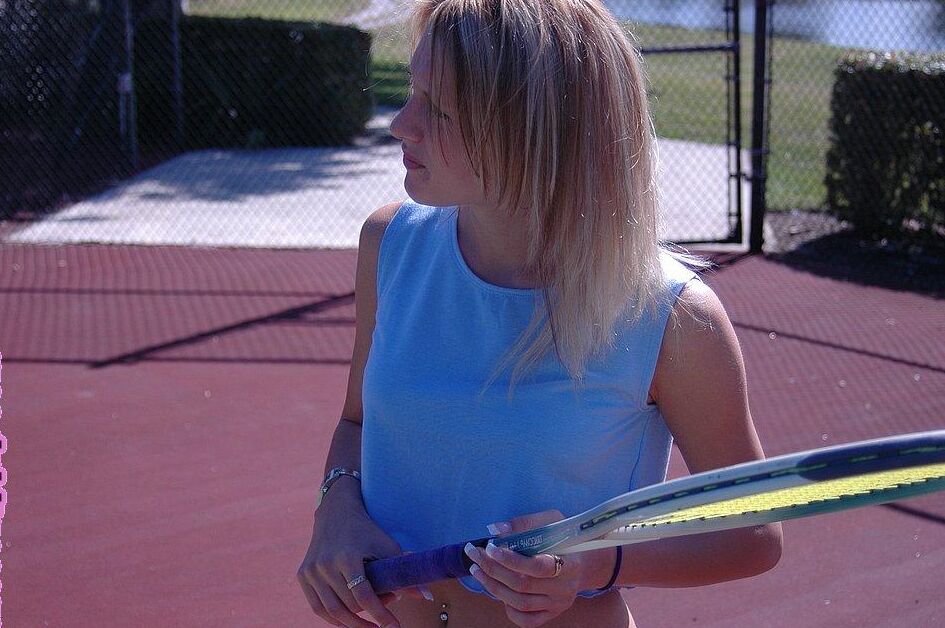 17P La joven rubia de ojos azules Lacie Capers muestra su pequeño culo en una falda ardiente