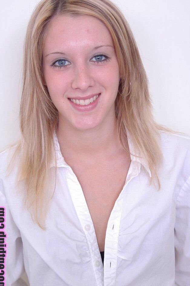 17P La joven rubia de ojos azules Lacie Capers muestra su pequeño culo en una falda ardiente