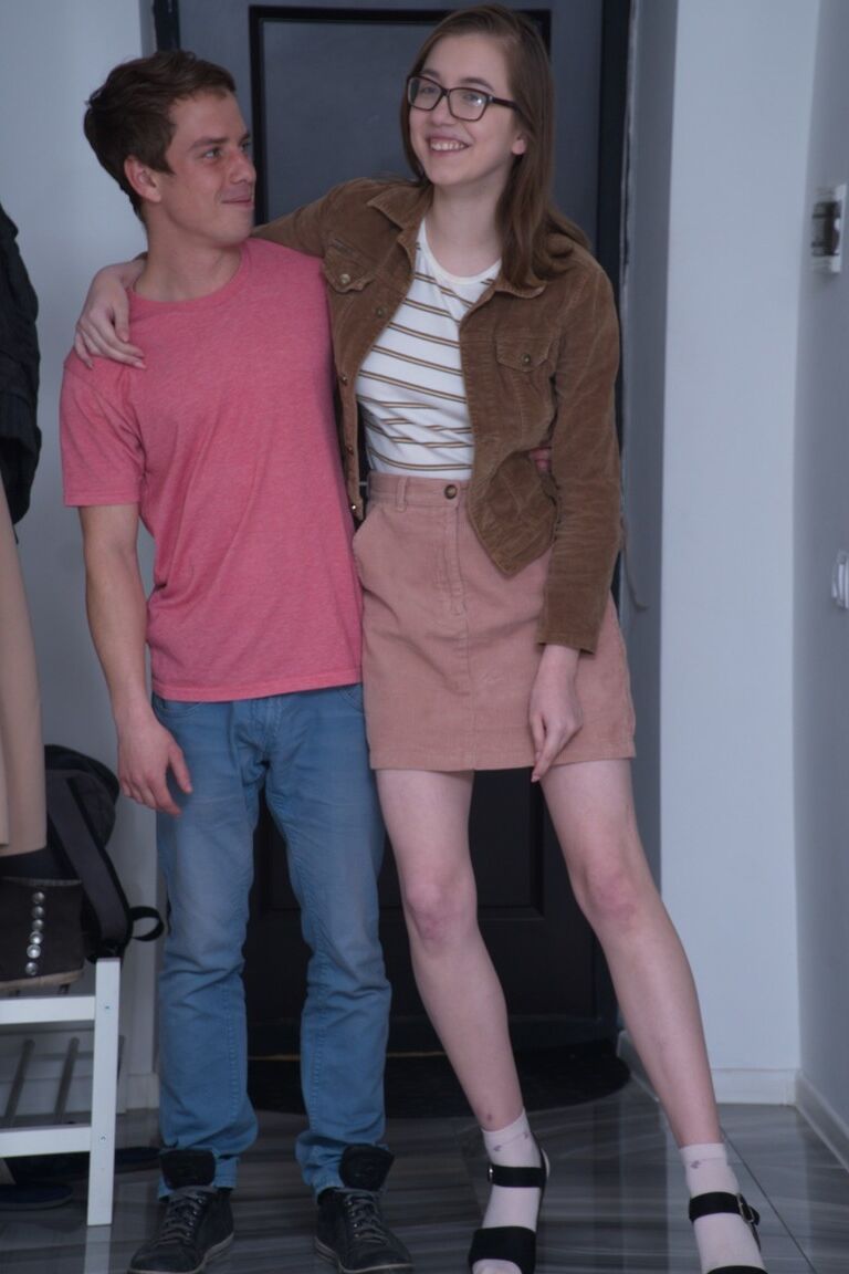 20P Amateur-Nerd Eliza Thorne verliert ihre Jungfräulichkeit mit ihrem kleinen Freund