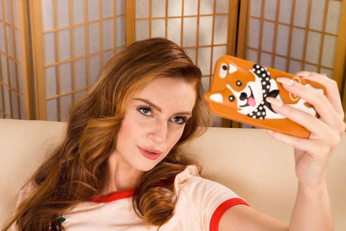 18P Redhead amateur Maya Kendrick seduces a guy while feigning laptop issues