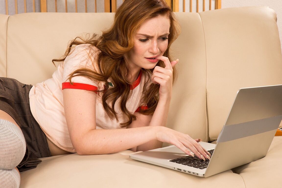 18P Redhead amateur Maya Kendrick seduces a guy while feigning laptop issues