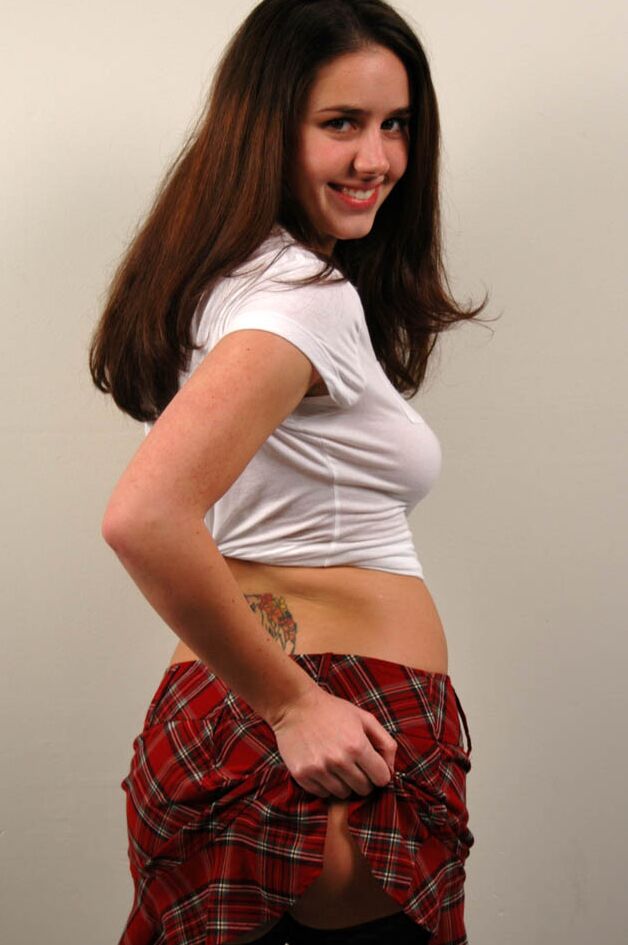 16P La colegiala de pelo largo Kacey Kox da un adelanto de su culo levantándose la falda