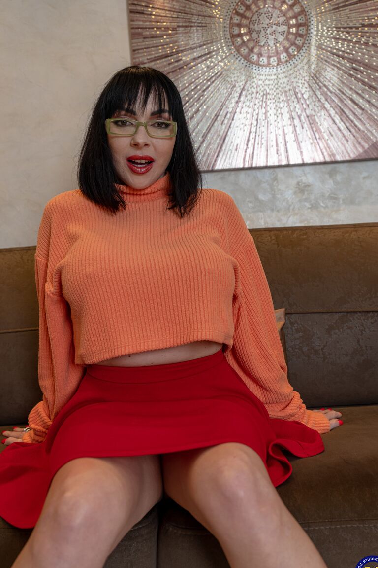 18P MILF Jordan Perry levanta a saia curta