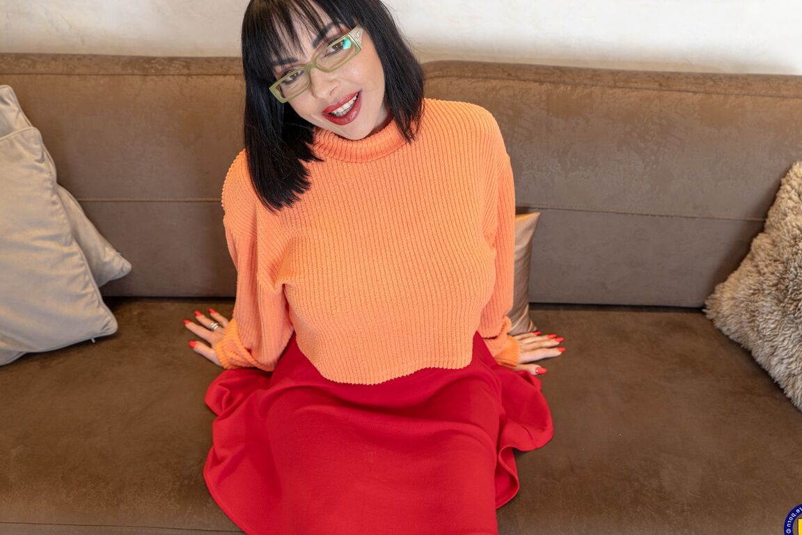 18P MILF Jordan Perry levanta a saia curta