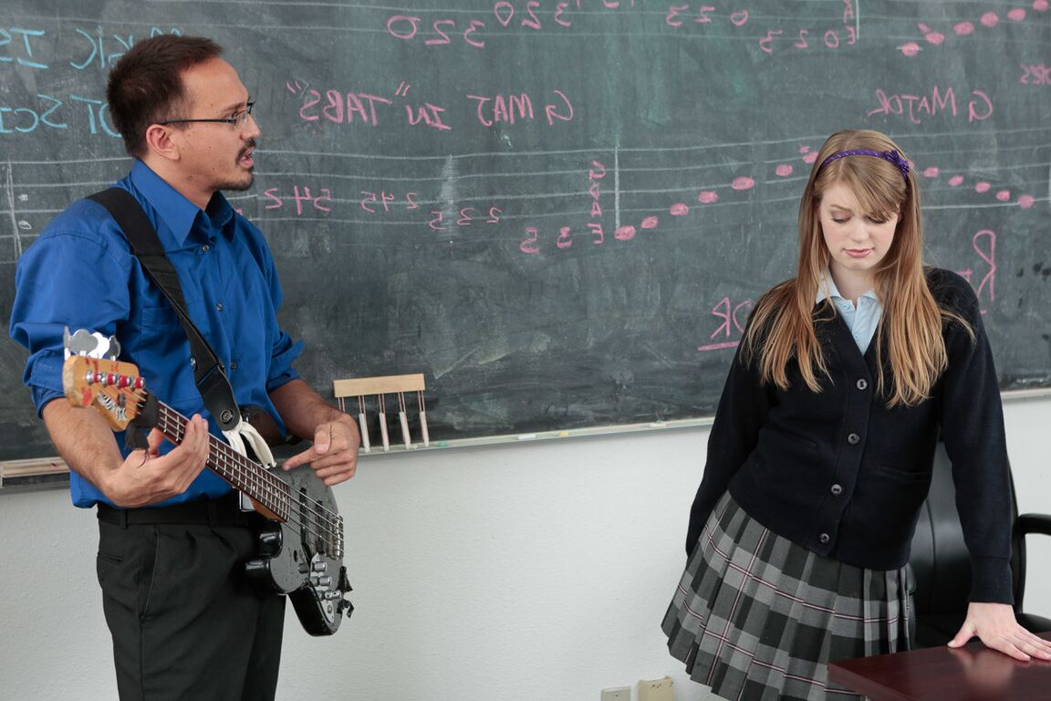 20P A estudante de música Hopeless Dolly Leigh encontra seu verdadeiro talento no boquete em sala de aula