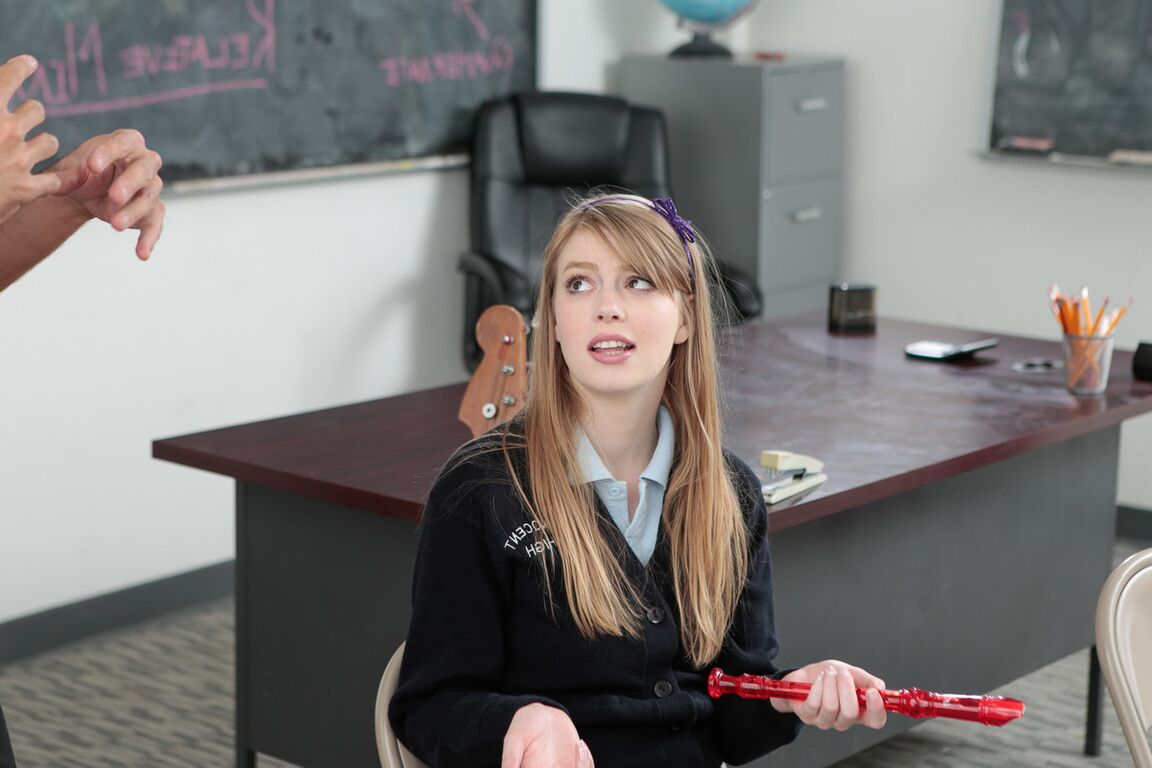 20P A estudante de música Hopeless Dolly Leigh encontra seu verdadeiro talento no boquete em sala de aula