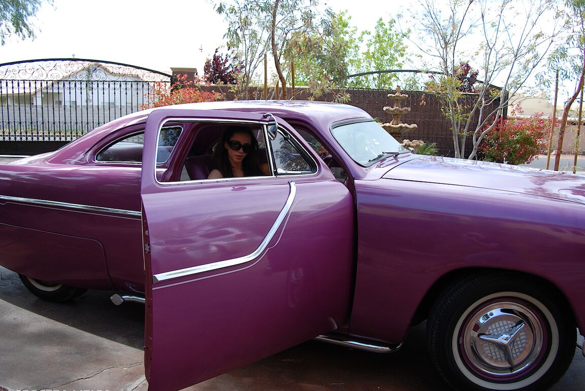 21P La maman colombienne Ariella Ferrera expose ses énormes faux et se masturbe dans une voiture