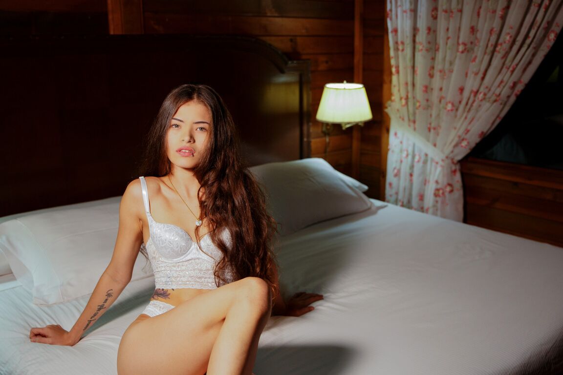 15P La sensacional joven colombiana Irene Rouse se quita las bragas