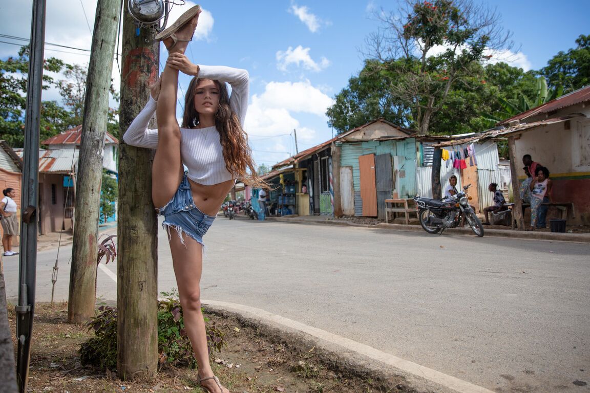 21P La jolie jeune en short en jean Irene Rouse étend ses longues jambes en public