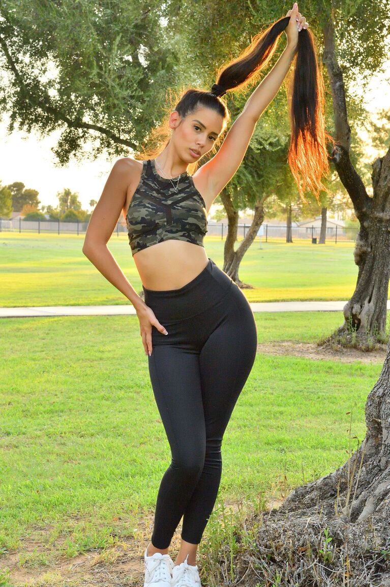 20P La nena en forma Andreina se burla con sus pequeñas tetas y su delicioso coño recortado