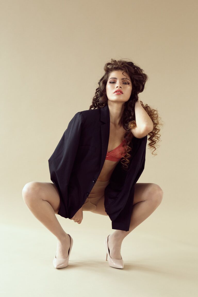 15P Curly haired model Irene Rouse shows her cunt while ripping her pantyhose