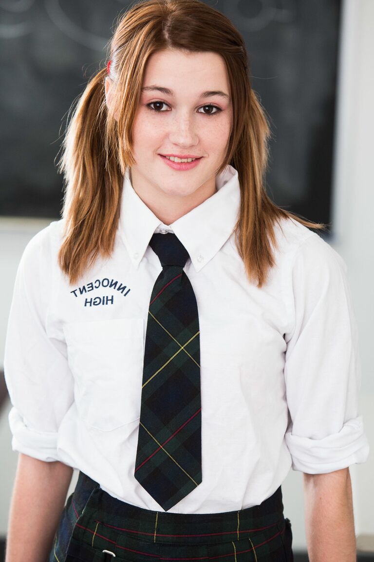 18P A estudante adolescente sexy Alaina Dawson se despe enquanto mostra sua buceta