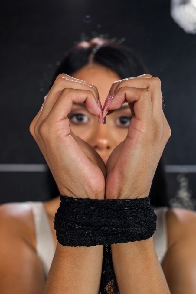 21P Gata colombiana com tatuagens gostosas Canela Skin exibe seu grande saque antes do sexo